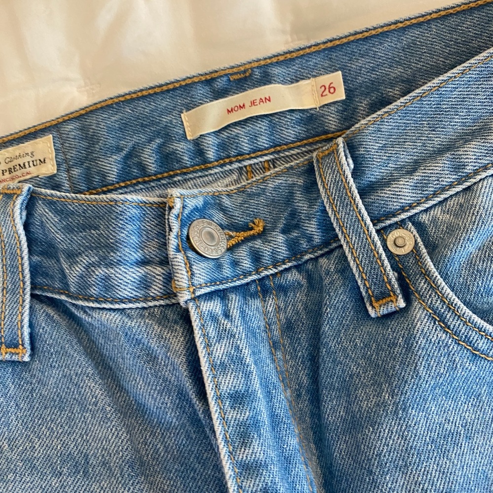 Levi’s Light Wash Mom Jean - Picture 3 of 6